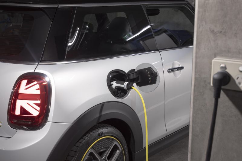 Federal Government backs smart electric car charger trial