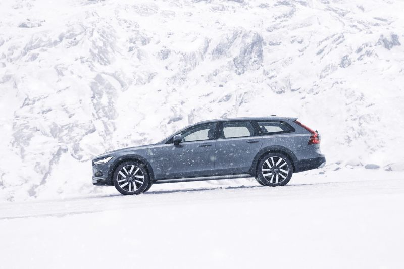 Volvo V90 Cross Country update due late 2020