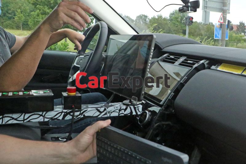 2021 Land Rover Discovery facelift interior spied