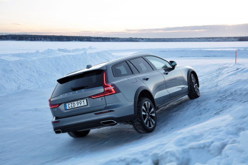 2022 Volvo V60 Cross Country price and specs