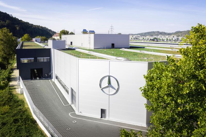 Mercedes-Benz splits truck and car companies