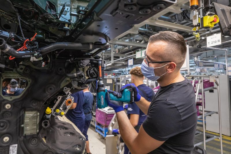 2022 BMW i4: Electric liftback enters production