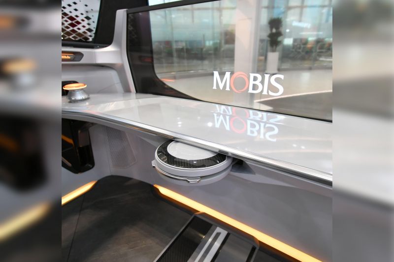 Hyundai Mobis shows off folding steering wheel