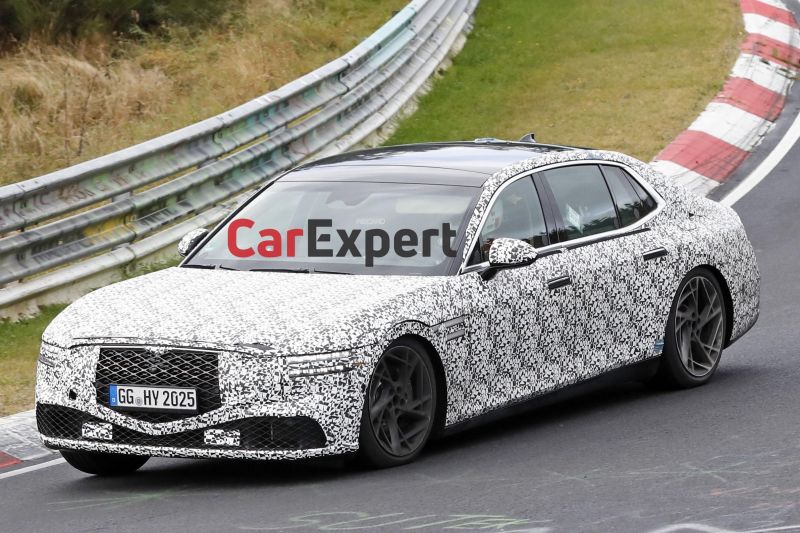 2022 Genesis G90 spied with less camouflage