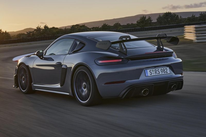 Porsche 718 Cayman GT4 RS revealed, here mid-2022