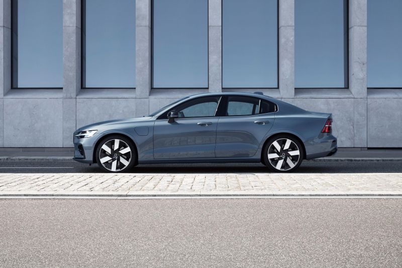2023 Volvo S60 and V60 update revealed, here mid-year