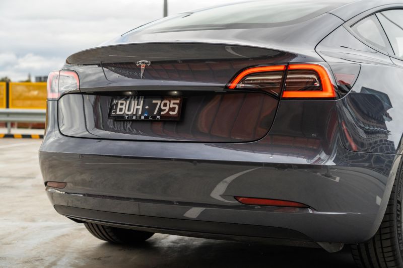 Tesla teams with Texas company for smarter hazard lights