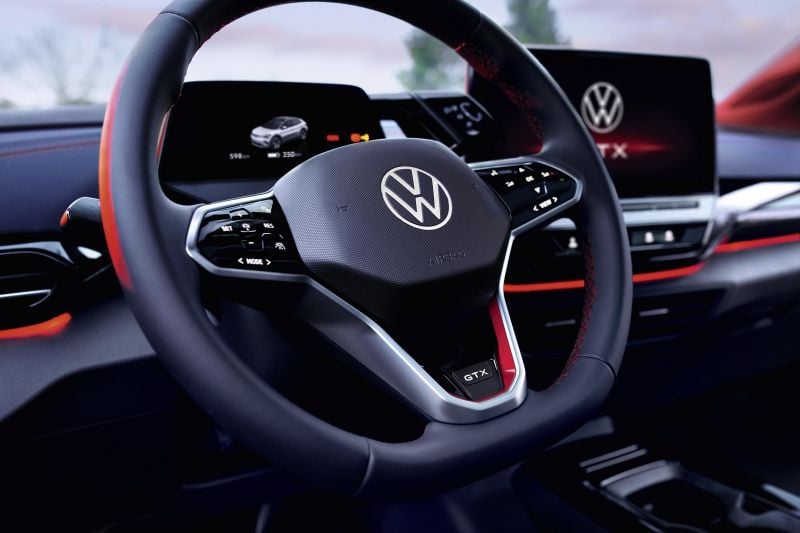 Volkswagen owner claims steering wheel buttons caused crashes - report