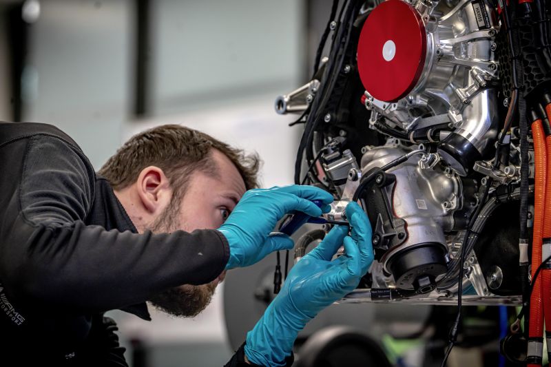 Strict emissions standards could cost new car buyers more than $3000