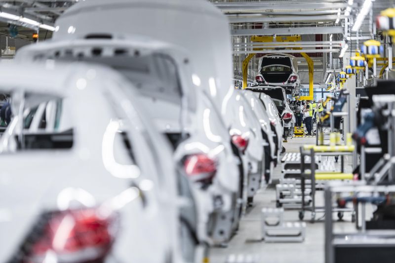 Ford and Mercedes-Benz sell operations in Russia