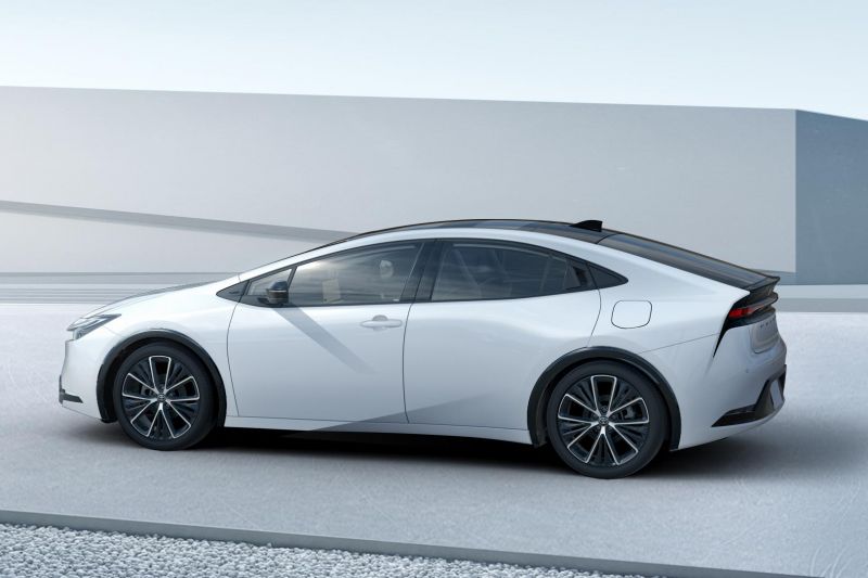 Toyota Prius concept is furious, but no faster
