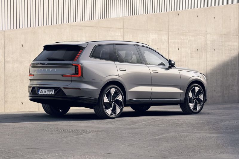 Volvo EX90 electric car production delayed again