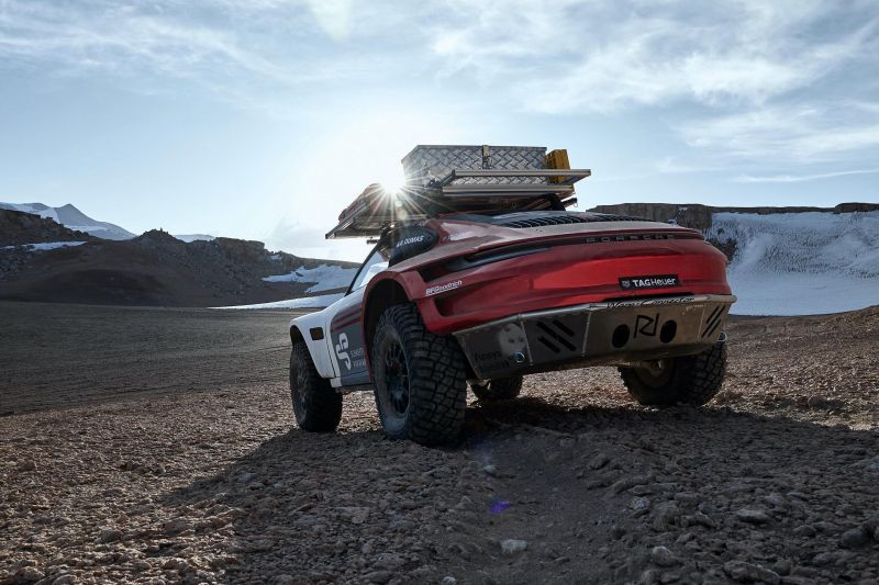 Experimental Porsche 911 off-roader scales Chilean volcano