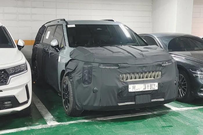 2024 Kia Carnival spied with bold new face