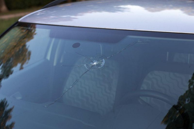 Is it legal to drive with a broken windscreen/windshield?