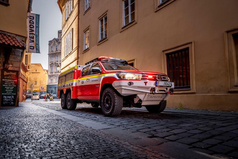 Toyota HiLux 6x6 to fight electric car fires