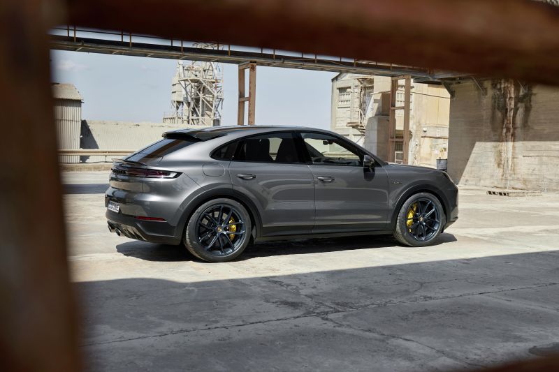 The most powerful Porsche Cayenne ever is a hybrid