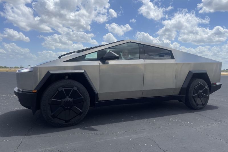 Check out the Tesla Cybertruck's slick cabin lighting