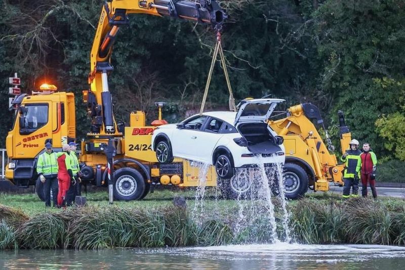 Oops! Lancia's new electric car makes a splashy debut