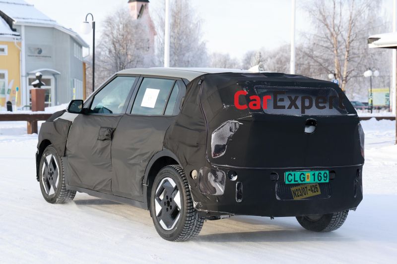 Kia’s new Seltos-sized electric SUV spied