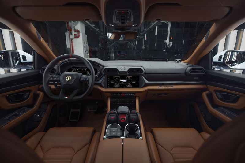 2025 Lamborghini Urus SE plug-in hybrid introduced