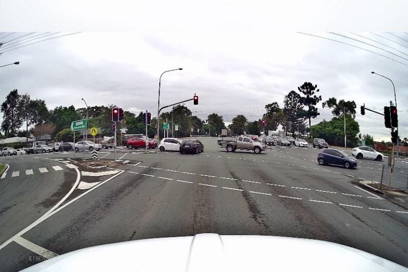 Watch this tradie stop speeding red-light runner from leaving crash scene
