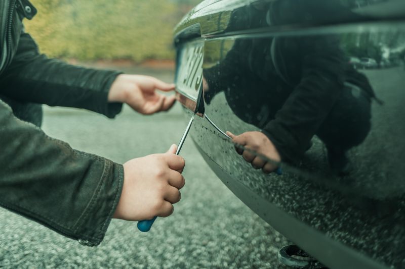 Victorians urged to protect cars and belongings as burglaries rise
