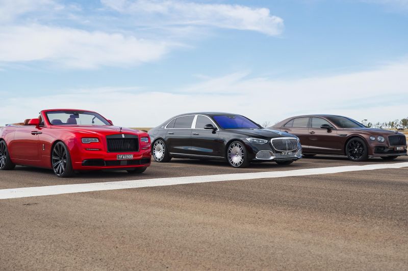 V8 Bentley vs V12 Maybach vs V12 Rolls-Royce vs Hyundai EV drag race