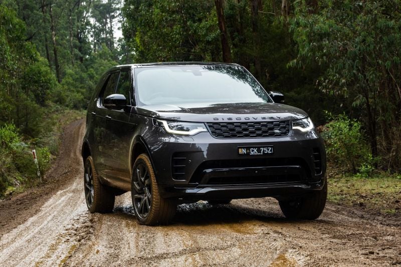 2025 Land Rover Discovery off-road