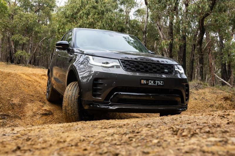 2025 Land Rover Discovery off-road