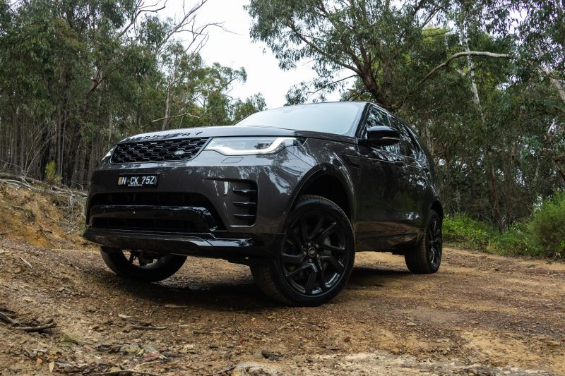 2025 Land Rover Discovery off-road