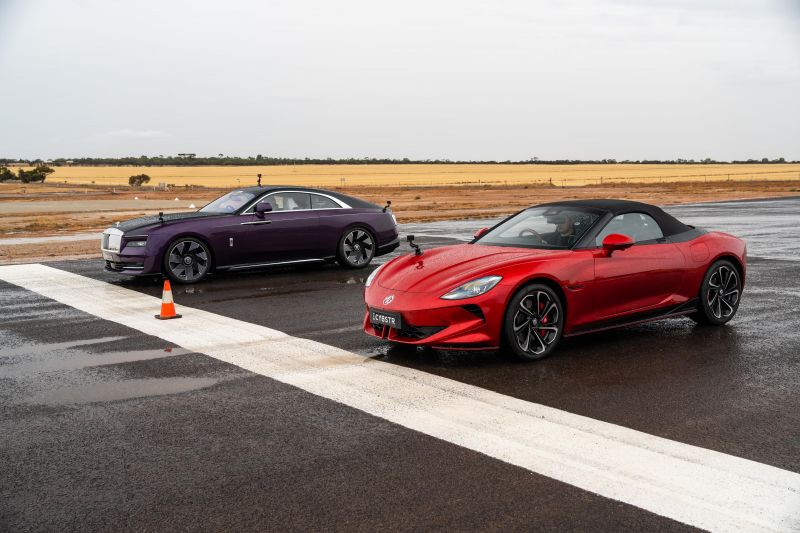 MG Cyberster vs Rolls-Royce Spectre drag race