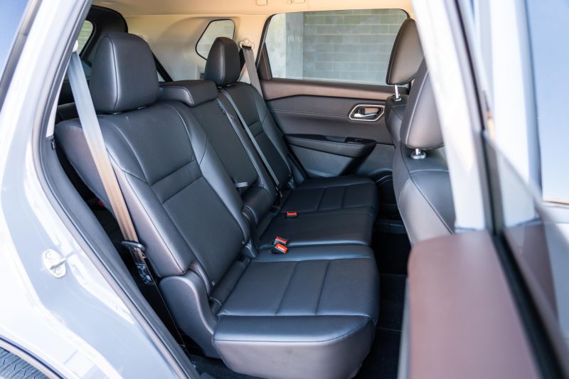 2025 Mahindra XUV700 AX7L vs Nissan X-Trail ST-L comparison: Spec battle