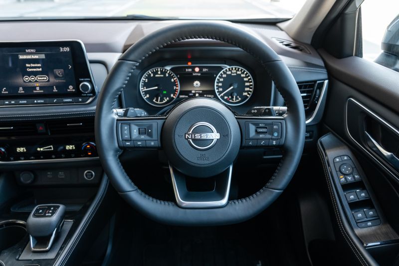 2025 Mahindra XUV700 AX7L vs Nissan X-Trail ST-L comparison: Spec battle