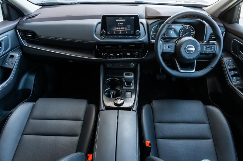 2025 Mahindra XUV700 AX7L vs Nissan X-Trail ST-L comparison: Spec battle