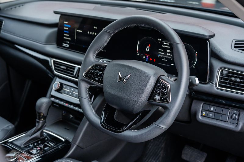 2025 Mahindra XUV700 AX7L vs Nissan X-Trail ST-L comparison: Spec battle