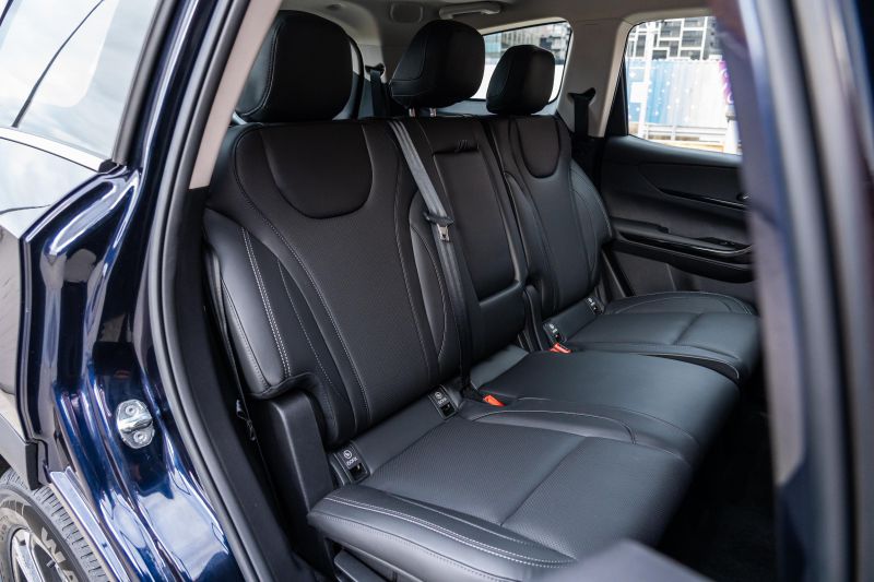 2025 Mahindra XUV700 AX7L vs Nissan X-Trail ST-L comparison: Spec battle
