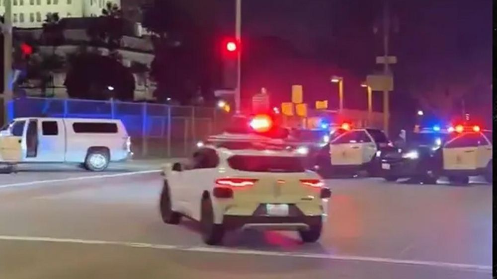 Google’s autonomous robotaxi drives passengers into police standoff