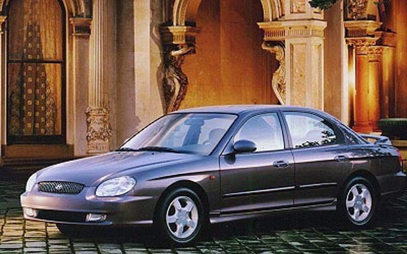 Hero image of a new Hyundai Sonata GLE (1998) price & specs available with CarExpert deals.