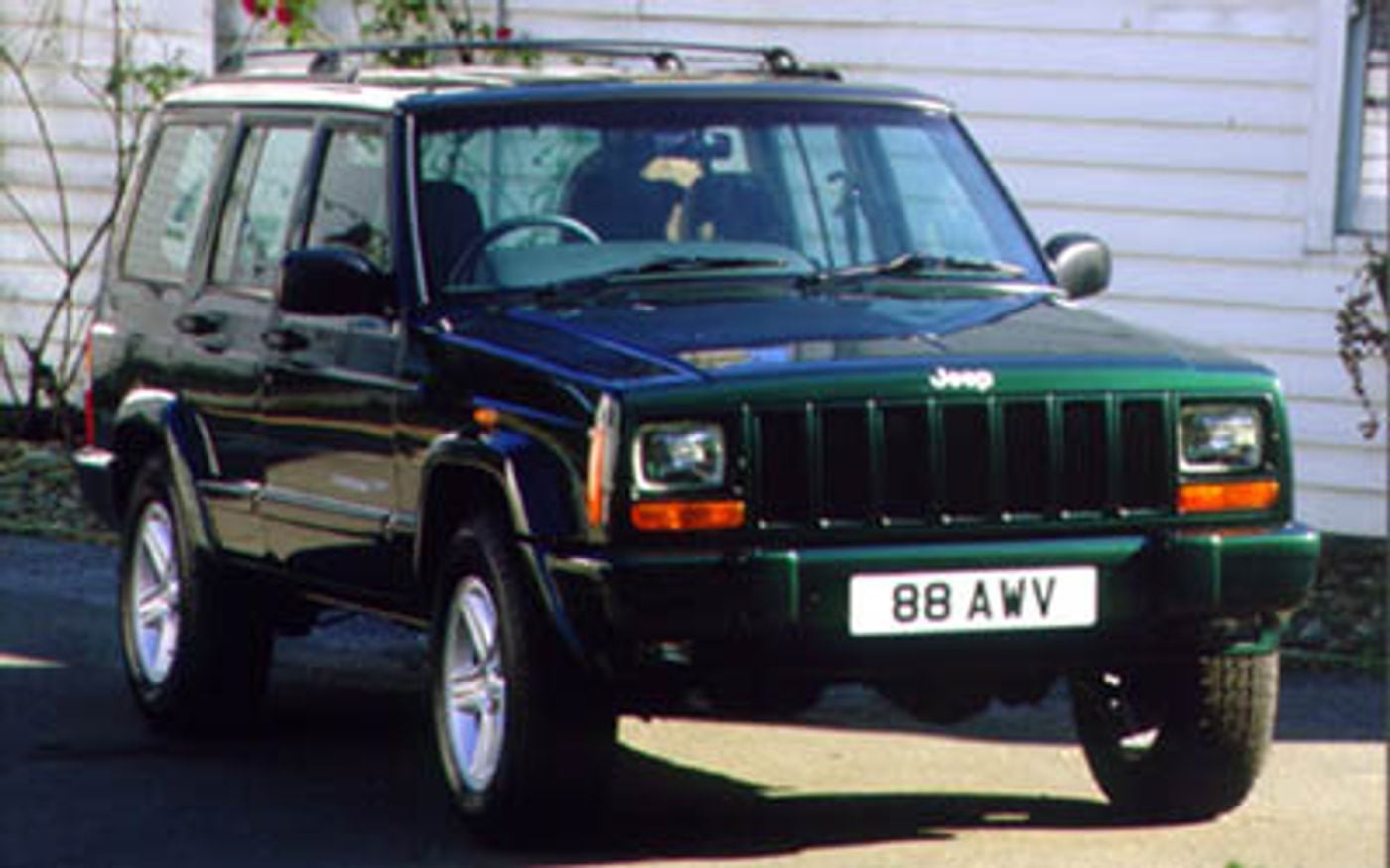 Hero image of a new Jeep Cherokee Classic (2001) price & specs available with CarExpert deals.