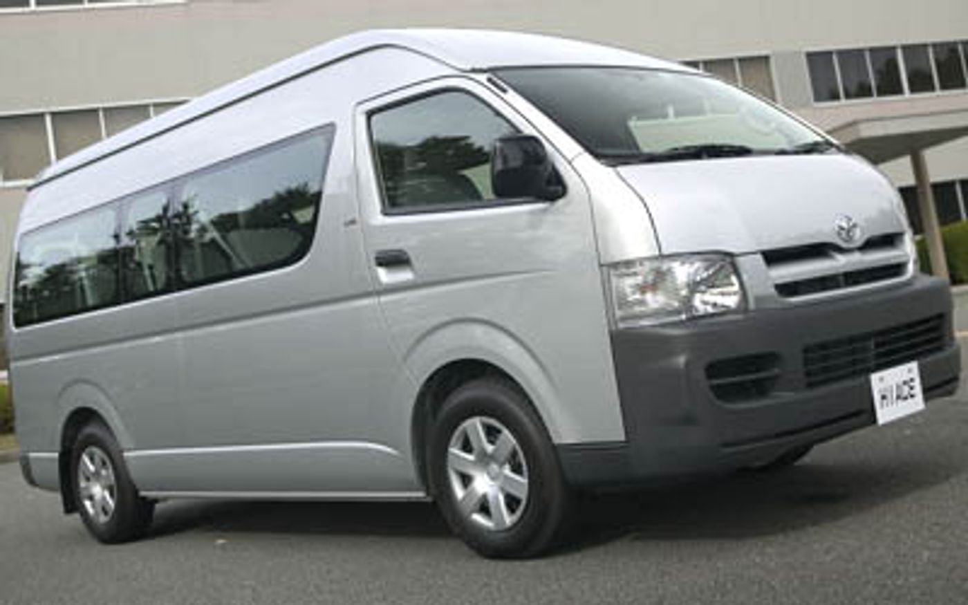 Hero image of a new Toyota HiAce Commuter (2005) price & specs available with CarExpert deals.
