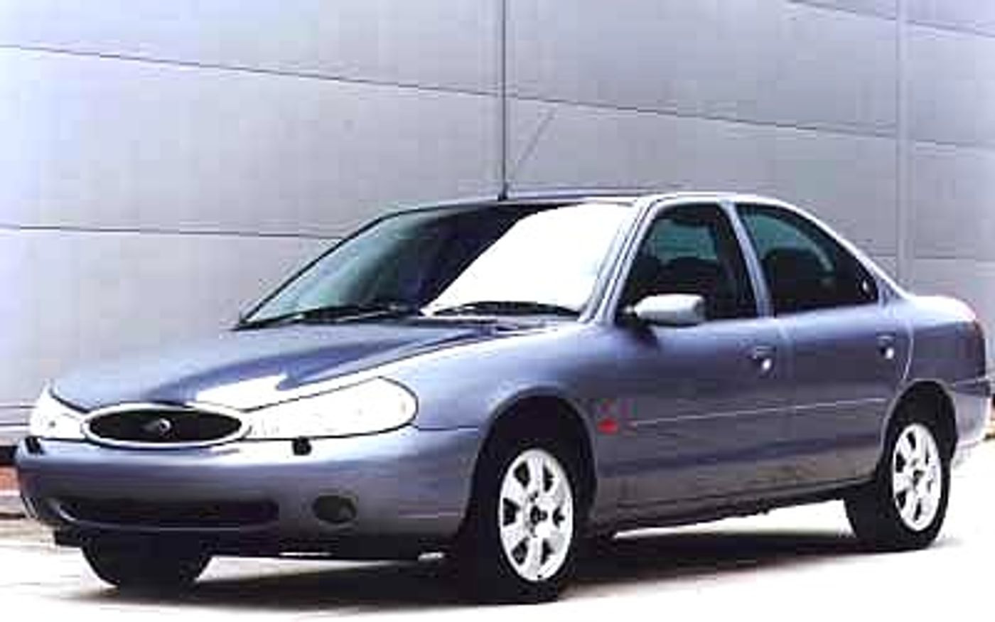 Hero image of a new Ford Mondeo LX (1997) price & specs available with CarExpert deals.