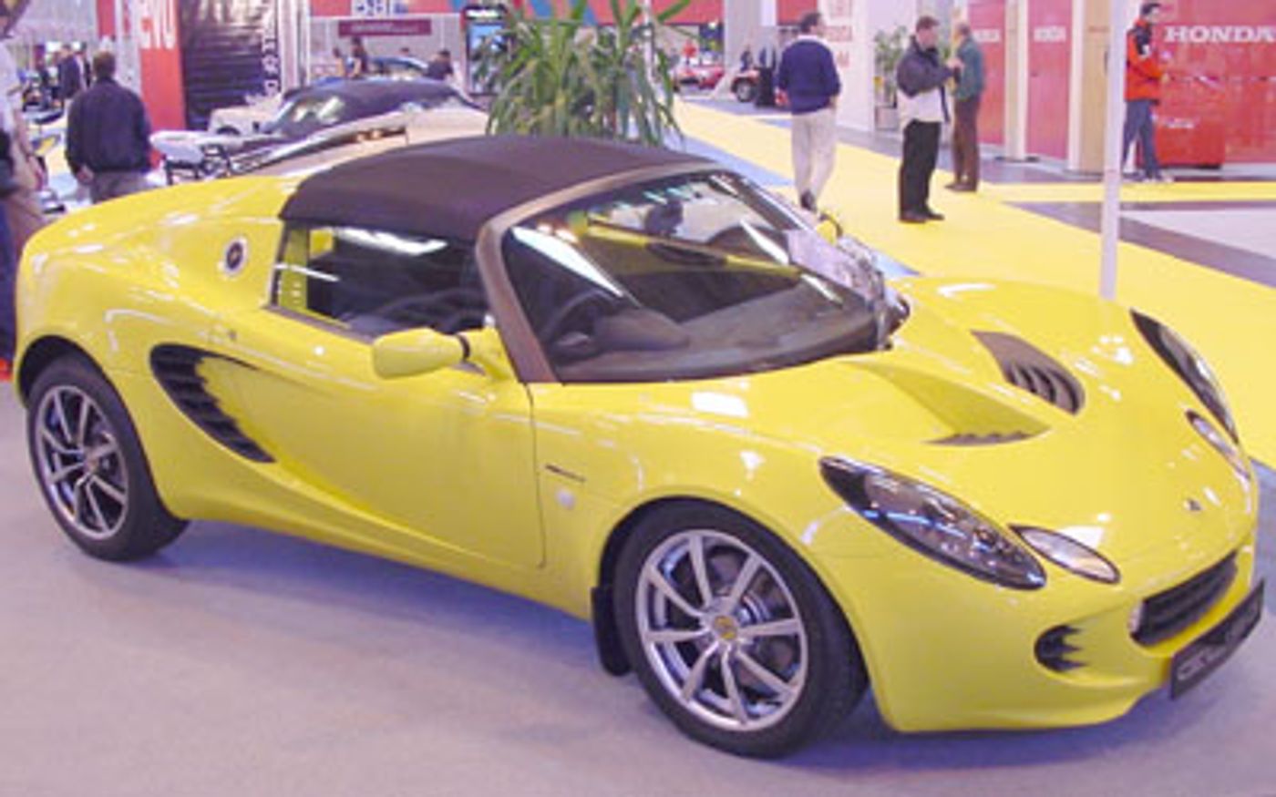 Hero image of a new Lotus Elise Base (2001) price & specs available with CarExpert deals.