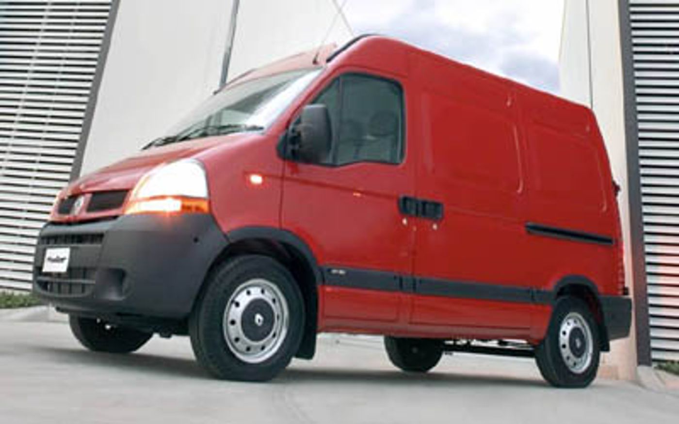Hero image of a new Renault Master Air (2004) price & specs available with CarExpert deals.
