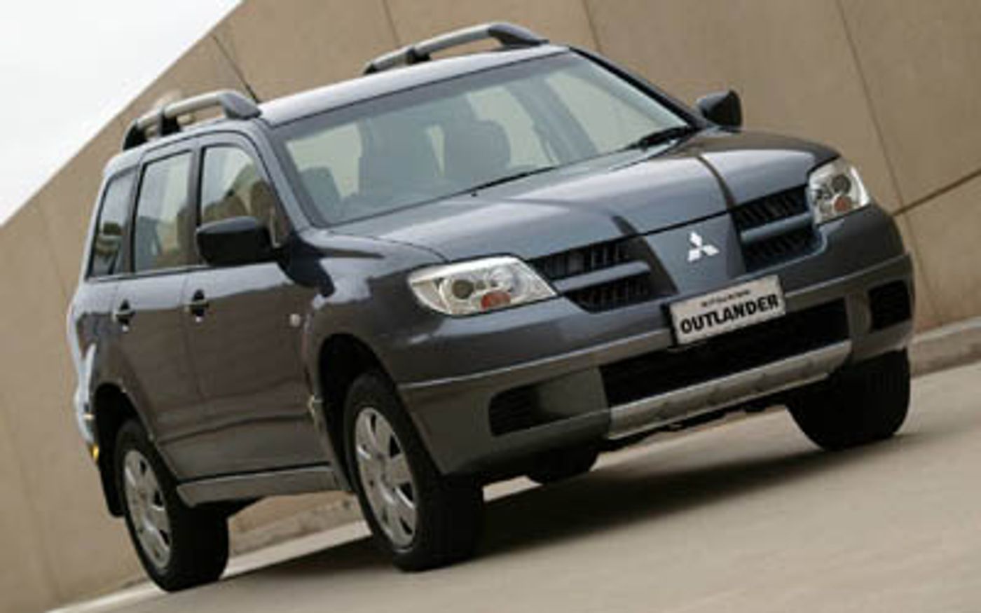 Hero image of a new Mitsubishi Outlander LS (2005) price & specs available with CarExpert deals.