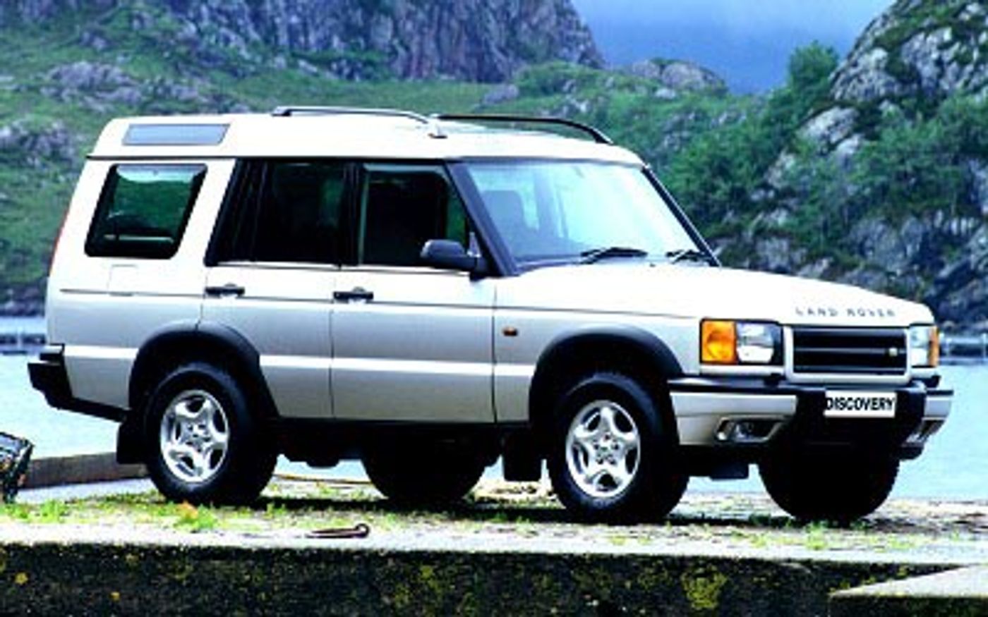 Hero image of a new Land Rover Discovery Base (1999) price & specs available with CarExpert deals.