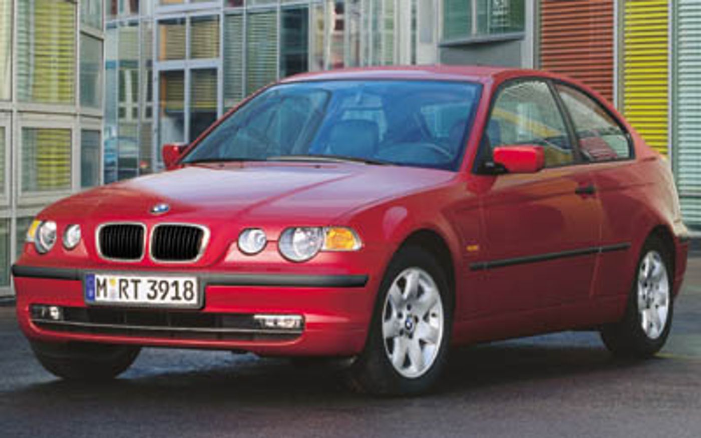 Hero image of a new BMW 3 Series Base (2004) price & specs available with CarExpert deals.