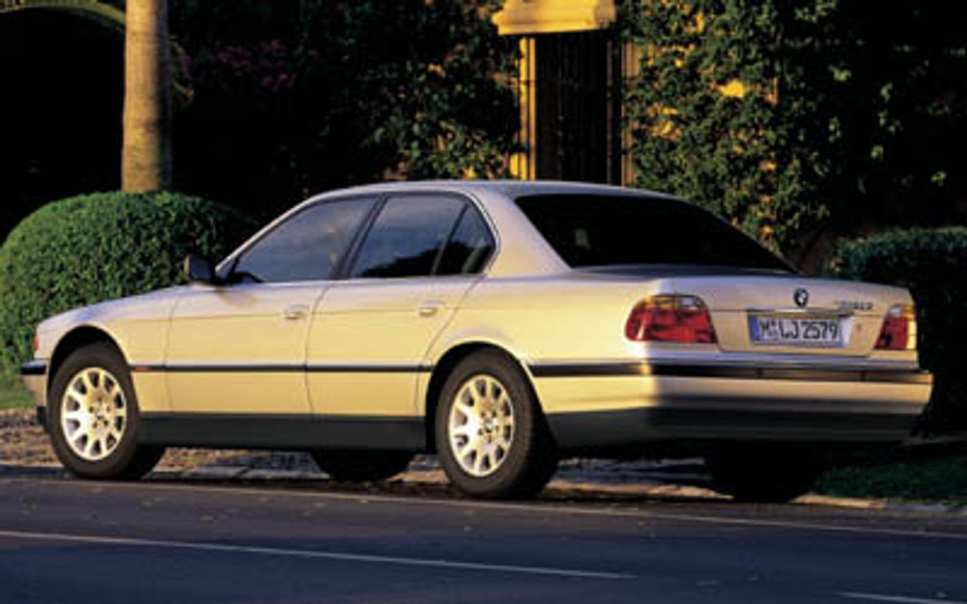 Hero image of a new BMW 7 Series Base (2000) price & specs available with CarExpert deals.