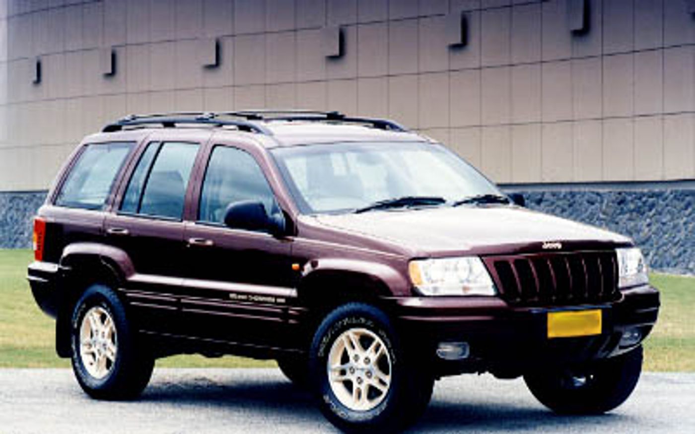 Hero image of a new Jeep Grand Cherokee Limited (2000) price & specs available with CarExpert deals.