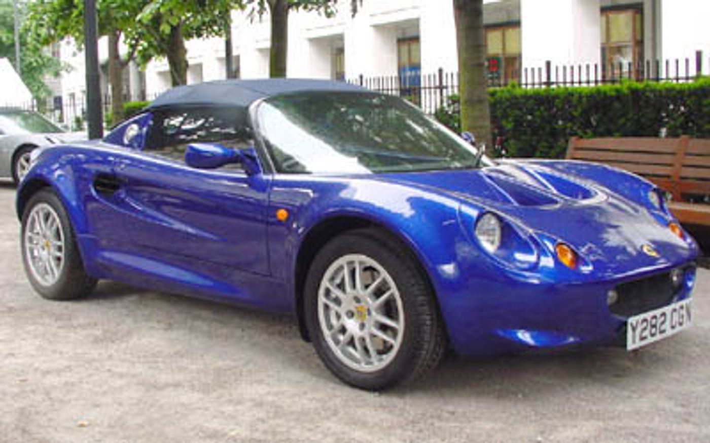 Hero image of a new Lotus Elise Sport R (2000) price & specs available with CarExpert deals.